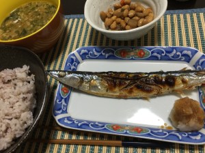 秋刀魚の塩焼き。ちなみに煮豆は買ったやつです。